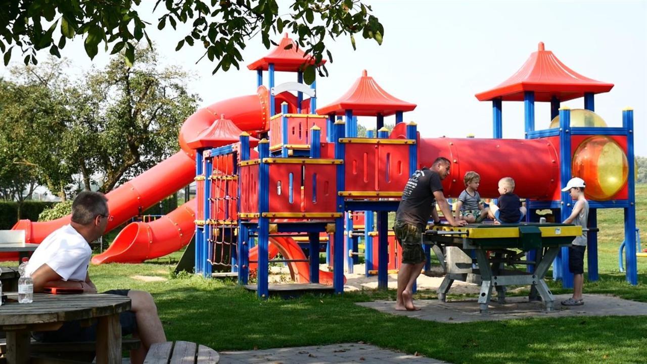 Recreatiepark Jachthaven De Veerstal Lathum - Luxe Chalet Exterior foto