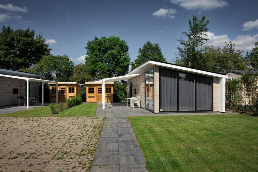 Recreatiepark Jachthaven De Veerstal Lathum - Luxe Chalet Exterior foto