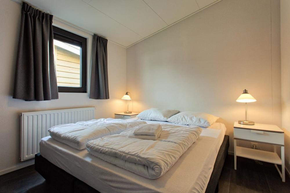 Recreatiepark Jachthaven De Veerstal Lathum - Luxe Chalet Exterior foto